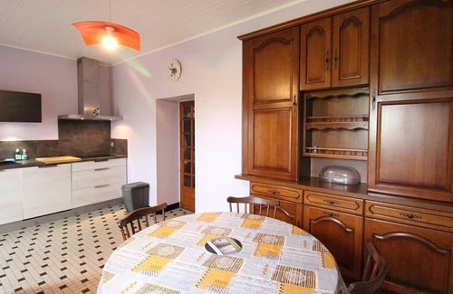 Roannes-Saint-Mary Cottage | Family-Friendly Gite Roannes-Saint-Mary with Kitchen Access