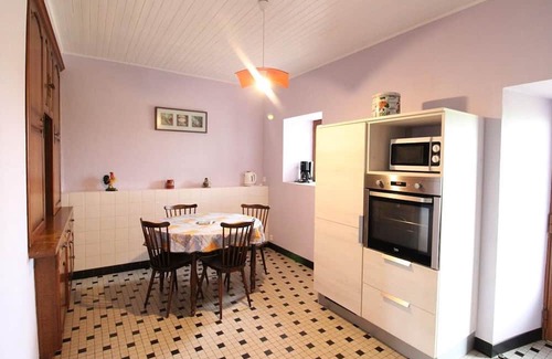 Roannes-Saint-Mary Cottage | Family-Friendly Gite Roannes-Saint-Mary with Kitchen Access