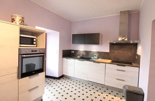 Roannes-Saint-Mary Cottage | Family-Friendly Gite Roannes-Saint-Mary with Kitchen Access