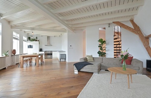 Scheveningen House | Renovated beachfront warehouse located in quiet Schevenings courtyard