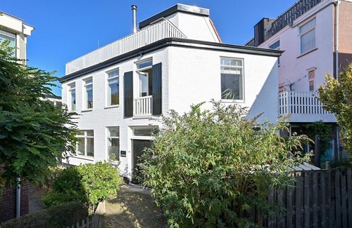 Scheveningen House | Renovated beachfront warehouse located in quiet Schevenings courtyard
