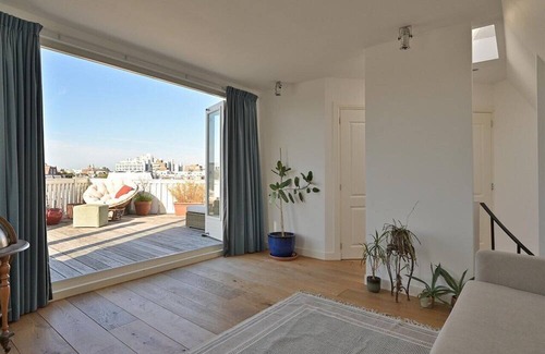 Scheveningen House | Renovated beachfront warehouse located in quiet Schevenings courtyard