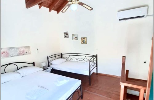 Argyrades House | Cozy Pozzo House at Argyrades - Family-Friendly Retreat