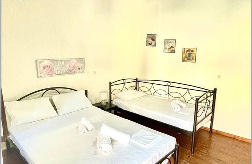 Argyrades House | Cozy Pozzo House at Argyrades - Family-Friendly Retreat