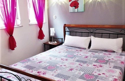 Ammoudia Apartment | Cozy Holiday Apartment Loutsa with Pool and Kitchen