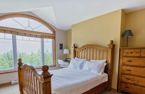 Petite-Riviere-Saint-Francois Ski Chalet | Relax at Le Chinook Chalet with Spa and Pet-Friendly Perks