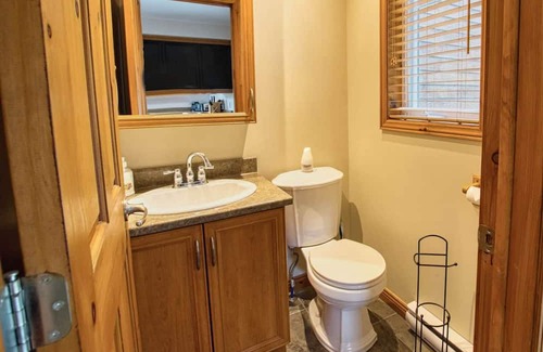 Petite-Riviere-Saint-Francois Ski Chalet | Relax at Le Chinook Chalet with Spa and Pet-Friendly Perks