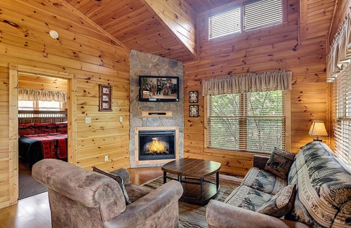 Gatlinburg Cabin | Gatlinburg - Smoky Mountain Retreat with Pool & Hot Tub