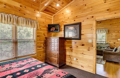 Gatlinburg Cabin | Gatlinburg - Smoky Mountain Retreat with Pool & Hot Tub