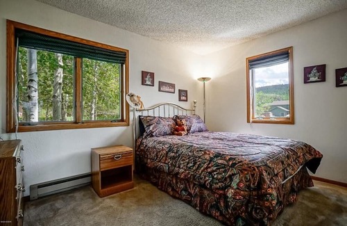 Innsbruck Val Moritz House | Hot Tub, Suana, Spectacular views and 3 minutes from Granby Ski Ranch Lift!