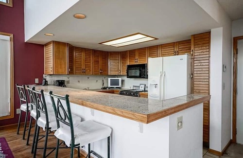 Innsbruck Val Moritz House | Hot Tub, Suana, Spectacular views and 3 minutes from Granby Ski Ranch Lift!