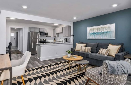 Forest Park Apartment | Stylish Apartment Near Dining & Highland Golf - 10/10 Rated