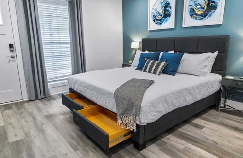 Forest Park Apartment | Stylish Apartment Near Dining & Highland Golf - 10/10 Rated