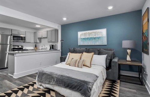 Forest Park Apartment | Stylish Apartment Near Dining & Highland Golf - 10/10 Rated