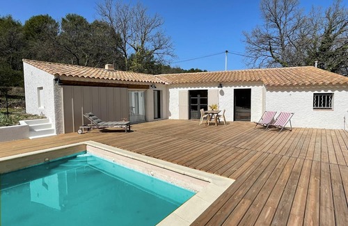 Le Puy-Sainte-Reparade House | Experience Comfort at Mas de la Pivoine with Pool Access