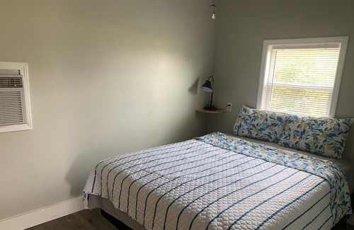 Lincoln Cabin | Cozy Tiny Home Retreat - Pet and Child Friendly Stay