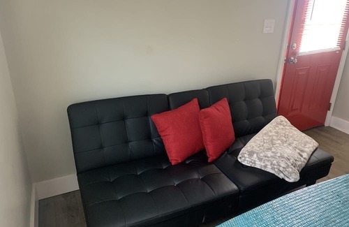 Lincoln Cabin | Cozy Tiny Home Retreat - Pet and Child Friendly Stay