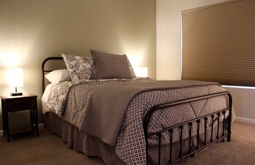 Des Moines House | Prime Downtown 2BD Townhouse with Hot Tub & Free Parking