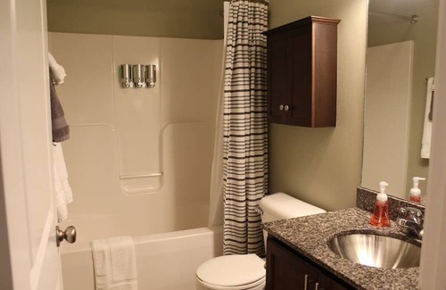 Des Moines House | Prime Downtown 2BD Townhouse with Hot Tub & Free Parking