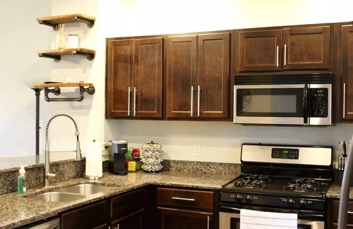 Des Moines House | Prime Downtown 2BD Townhouse with Hot Tub & Free Parking