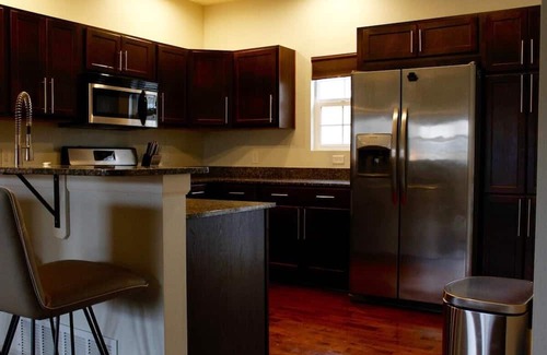 Des Moines House | Prime Downtown 2BD Townhouse with Hot Tub & Free Parking