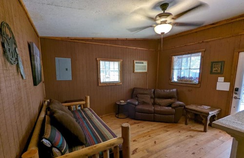 Canton Cabin | Top-Rated Lonesome Dove: Pet-Friendly Near Trade Days