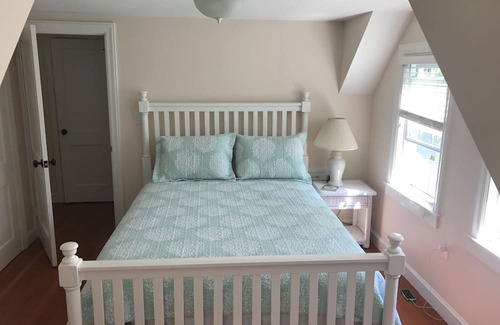Cliff Walk House | Prime Location! Steps to 1st Beach & Town, Pet Friendly