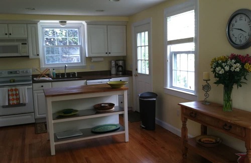 Cliff Walk House | Prime Location! Steps to 1st Beach & Town, Pet Friendly