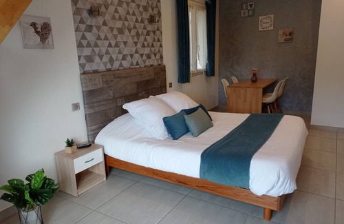 Vals-les-Bains Bed & Breakfast | Scenic Room with Pool Near Gorges de l'Ardèche and Spa