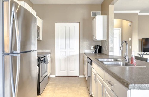 Pinellas Park Apartment | Modern Apartment with Kitchen in Prime Location