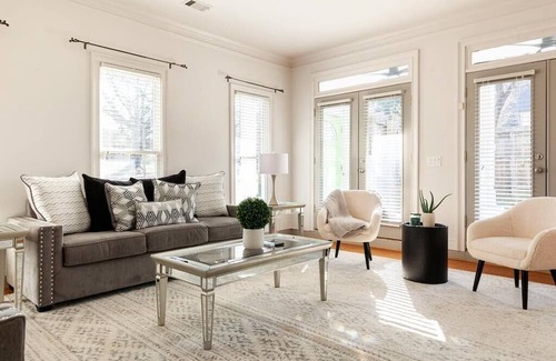 Ormewood Park House | Insta-Worthy Retreat with Hot Tub & Magical Theater