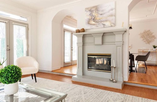 Ormewood Park House | Insta-Worthy Retreat with Hot Tub & Magical Theater