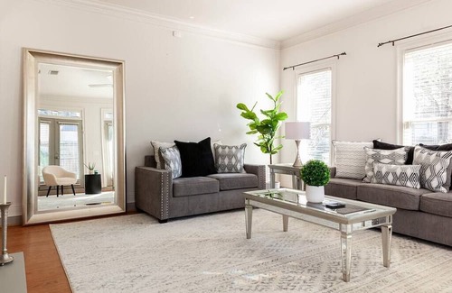 Ormewood Park House | Insta-Worthy Retreat with Hot Tub & Magical Theater