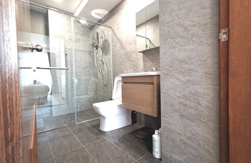 Geylang Apartment | Modern 3BR Apartment in Kallang Near Train & Pool Access