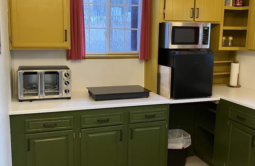 Aspen Park Apartment | Vibrant Colorful Conifer Cottage: Family and Pet Friendly