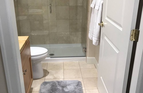 Bainbridge Island Condo | Walkable Location with Rooftop Deck and Sauna - Cascade