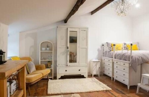 Crickhowell Apartment | Pet-Friendly Urban LOFT LLYN in Crickhowell's Heart