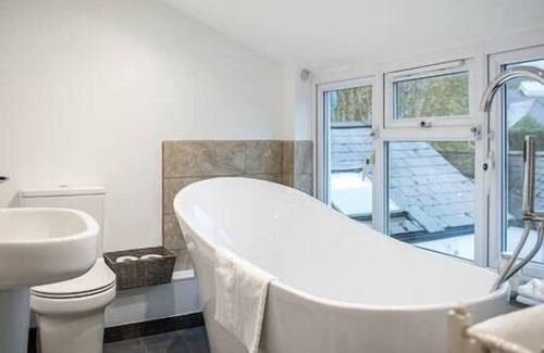 Crickhowell Apartment | Pet-Friendly Urban LOFT LLYN in Crickhowell's Heart