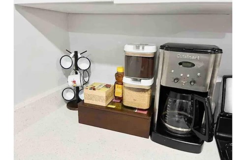 Elizabeth Apartment | Comfortable 2BR Retreat near NYC with Parking & Laundry