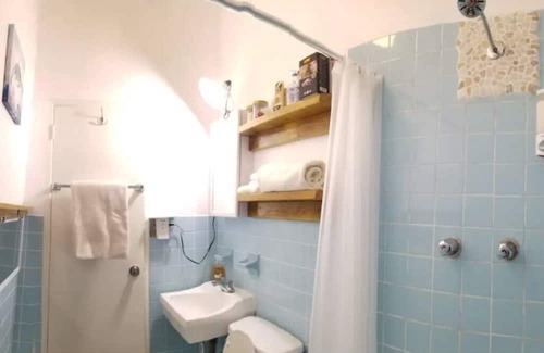 Nazareth Apartment | Relax at Turtle Cove: King Bed, Pool & Steps to Red Hook