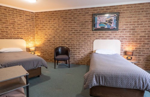Eildon House | Eildon Parkview Motor Inn. Room 1