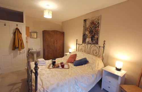 Coleford Cottage | "The Corner House" Historic Turnpike Cottage in the