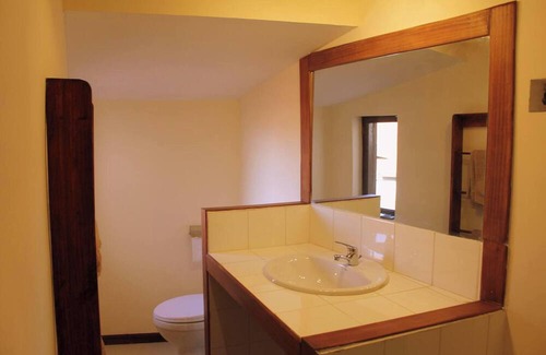 Andohalo House | Cozy Getaway for Two in Antananarivo with Spa & Breakfast