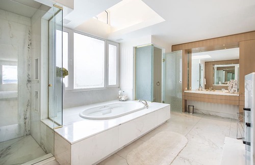 West Vancouver House | Inviting Water View House with Private Pool & Oceanfront Access