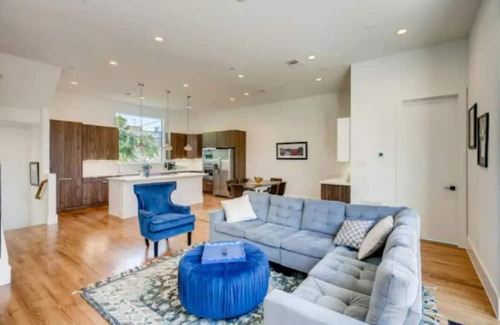 Neartown House | Ideal Group Retreat: Two 4-Story Homes Near Downtown