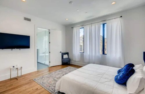 Neartown House | Ideal Group Retreat: Two 4-Story Homes Near Downtown