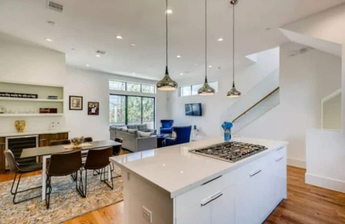 Neartown House | Ideal Group Retreat: Two 4-Story Homes Near Downtown