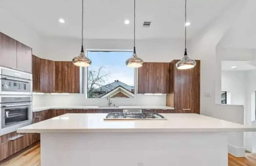Neartown House | Ideal Group Retreat: Two 4-Story Homes Near Downtown