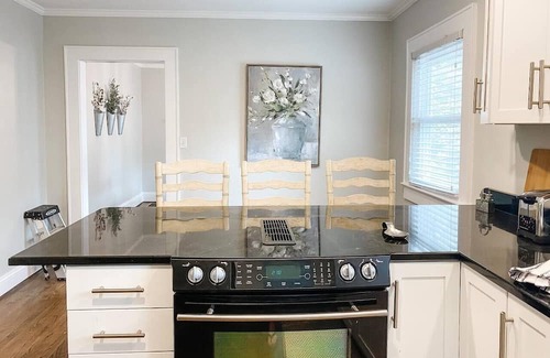 Gastonia Cottage | Ideal Hillcrest Cottage for 4 with Kitchen & Family Comfort