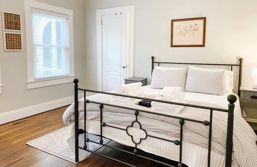 Gastonia Cottage | Ideal Hillcrest Cottage for 4 with Kitchen & Family Comfort
